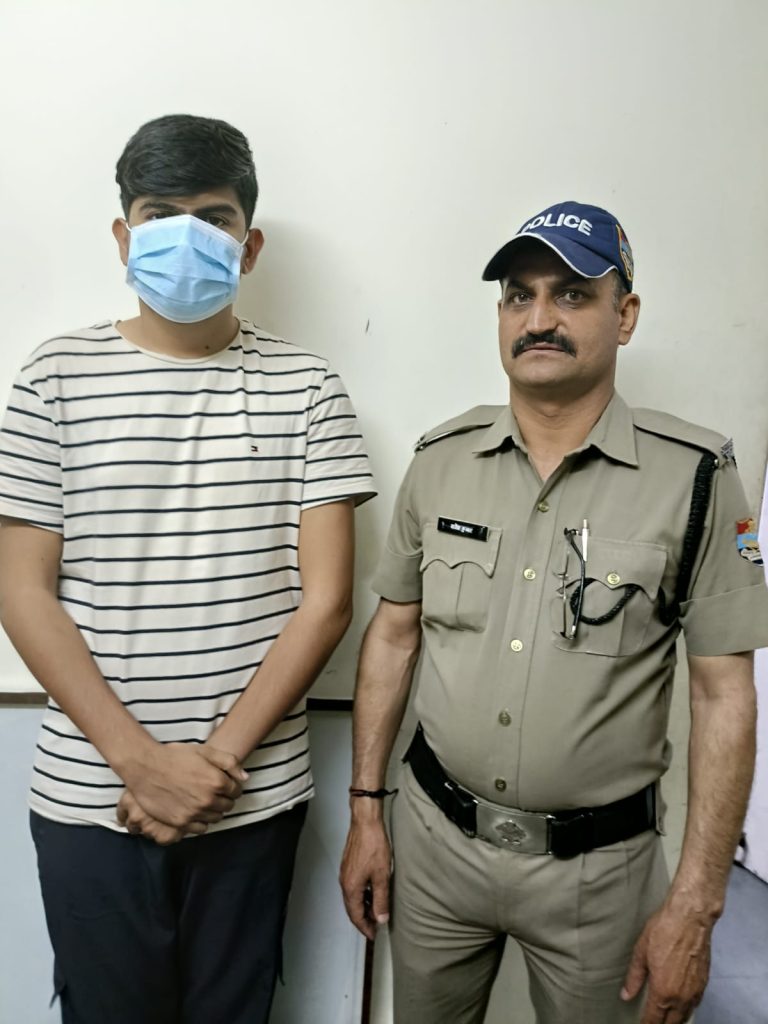 गर्लफ्रेंड के खर्चे पूरा करने के लिये मुन्ना भाई बना