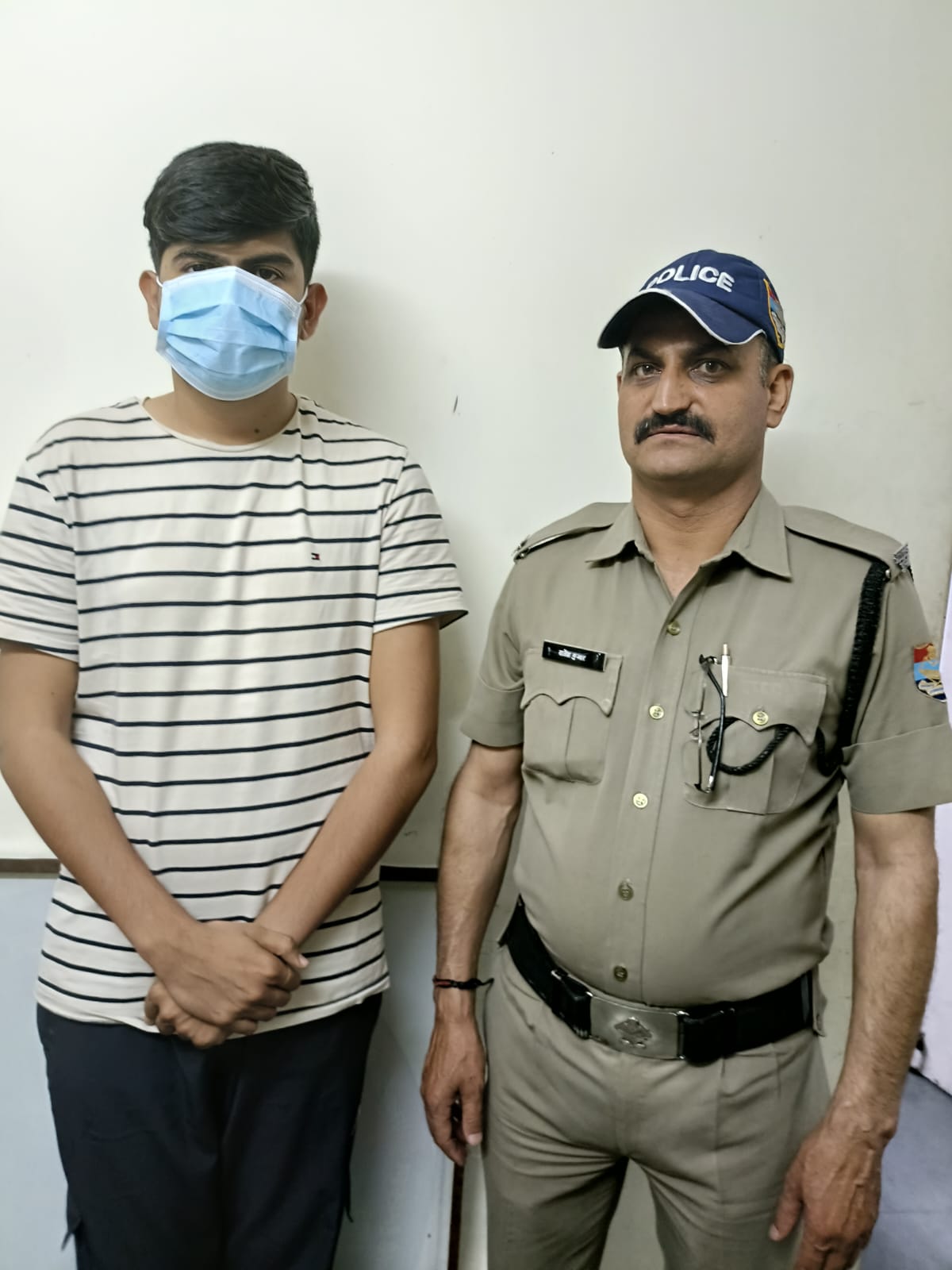 गर्लफ्रेंड के खर्चे पूरा करने के लिये मुन्ना भाई बना