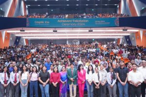 ग्राफिक एरा में शानदार प्लेसमेंट पर छात्र-छात्राओं के साथ अभिभावक