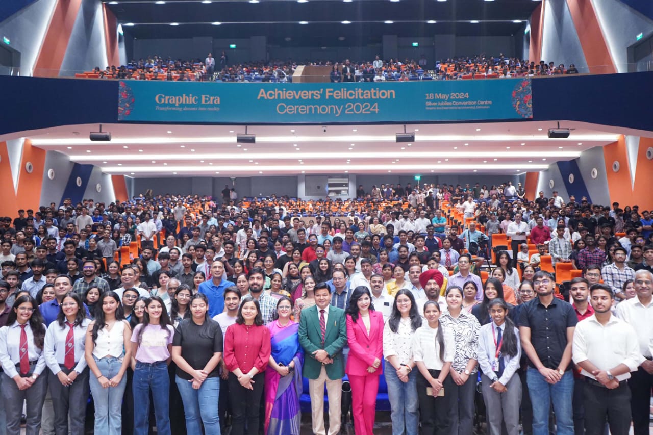 ग्राफिक एरा में शानदार प्लेसमेंट पर छात्र-छात्राओं के साथ अभिभावक