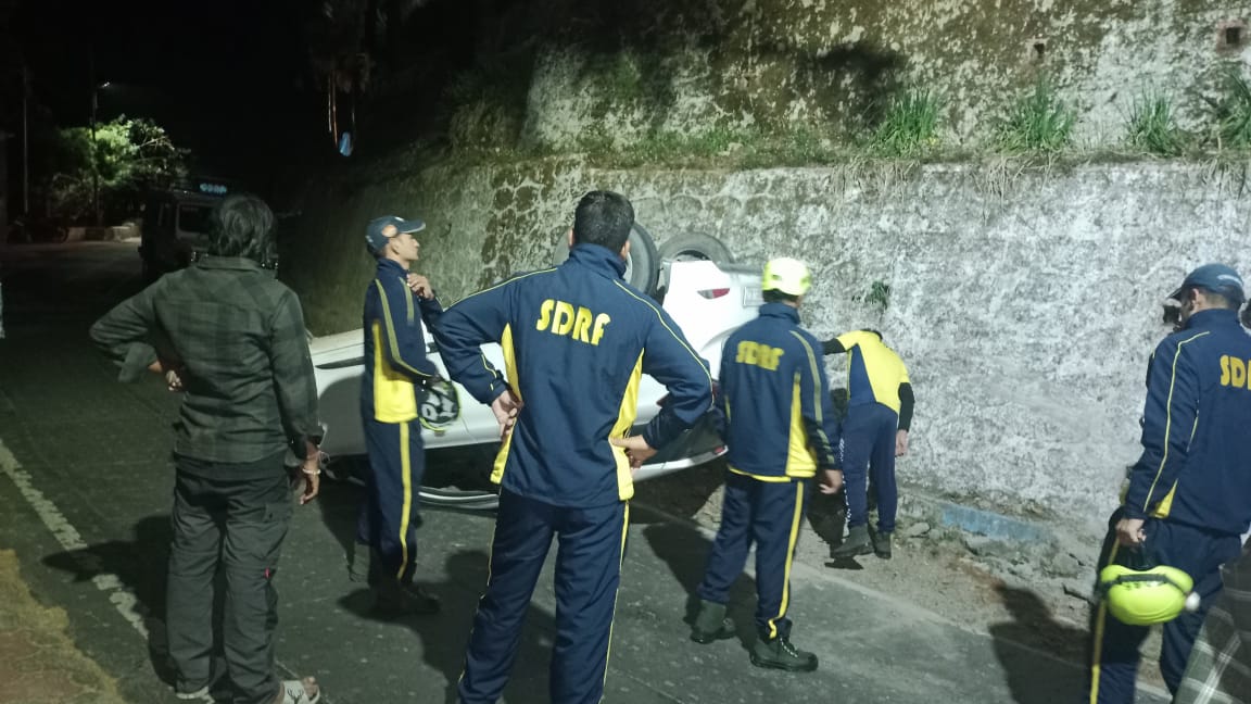 चकराता कैंट रोड पर दुर्घटनाग्रस्त हुए वाहन से SDRF ने