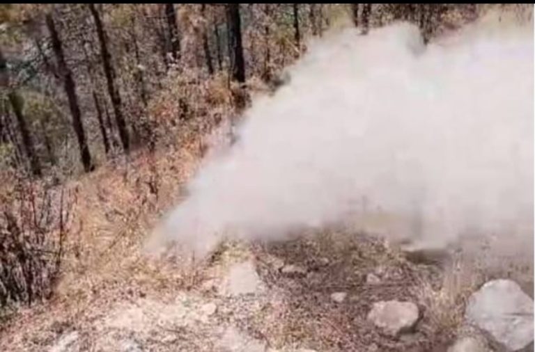 जमीन से रहस्यमयी तरीके से निकल रहा धूंवा - my