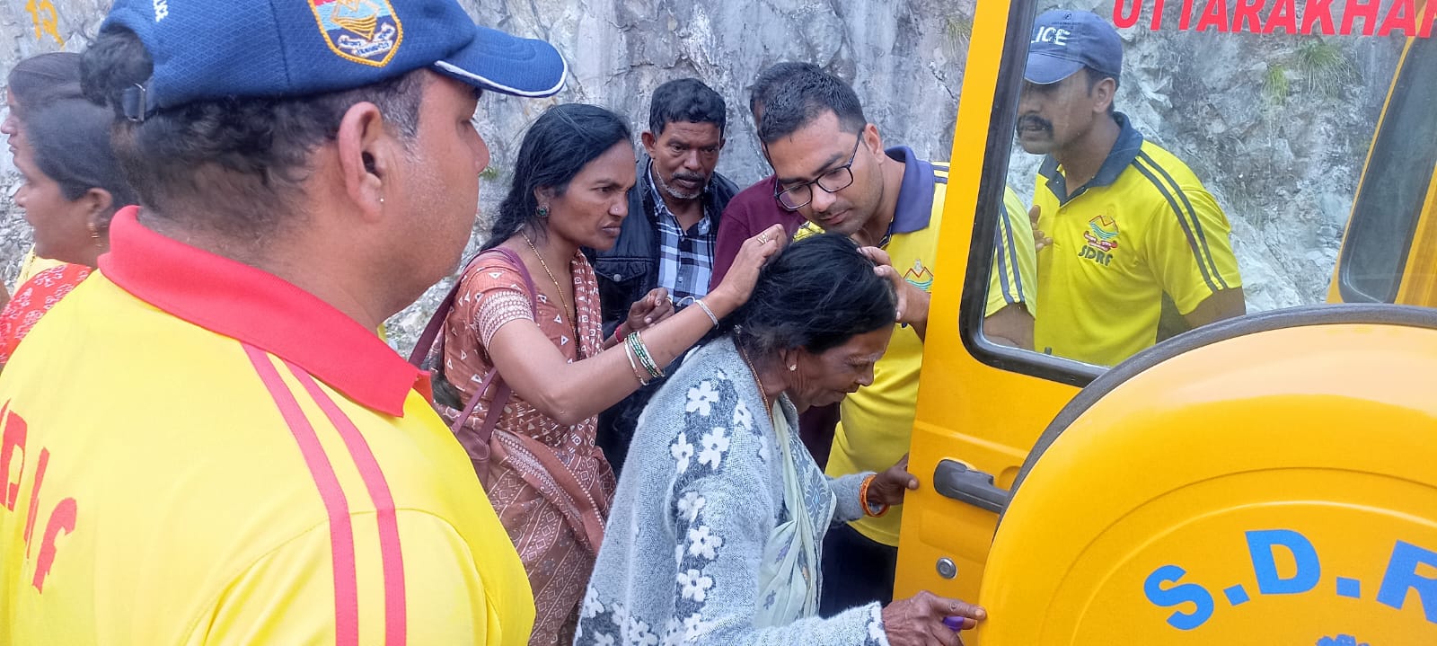 *टिहरी- कौड़ियाला के पास श्रद्धालुओं की बस पलटी, SDRF, उत्तराखंड