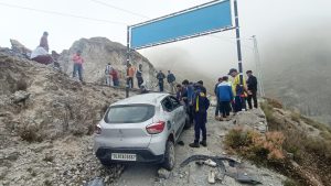 त्यूणी में वाहन दुर्घटनाग्रस्त एसडीआरएफ ने चलाया राहत व बचाव