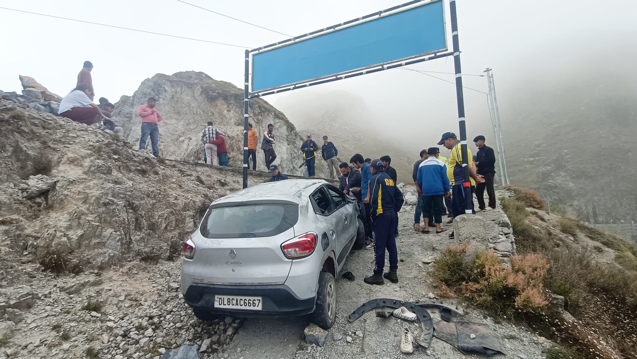 त्यूणी में वाहन दुर्घटनाग्रस्त एसडीआरएफ ने चलाया राहत व बचाव