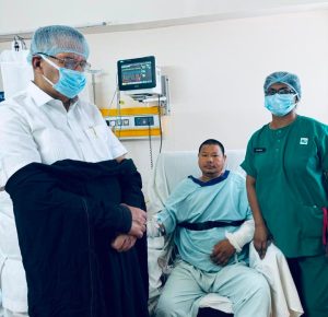 *दिल्ली इन्द्रप्रस्थ अपोलो अस्पताल पहुंचे कैबिनेट मंत्री गणेश जोशी पार्षद