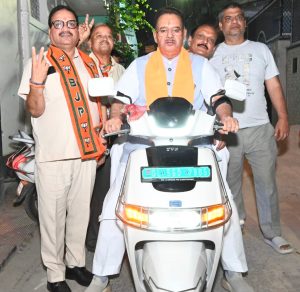 *दिल्ली की गलियों में दुपहिया वाहन पर प्रचार के लिए