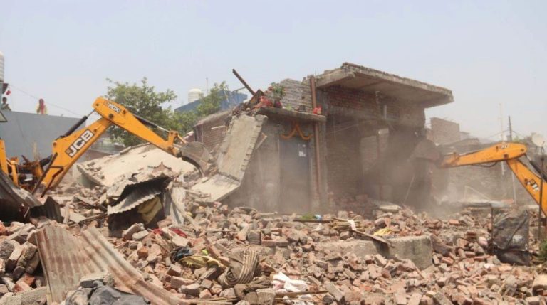 देहरादून में दूसरे दिन फिर चला बुलडोजर, बिलखते नजर आए