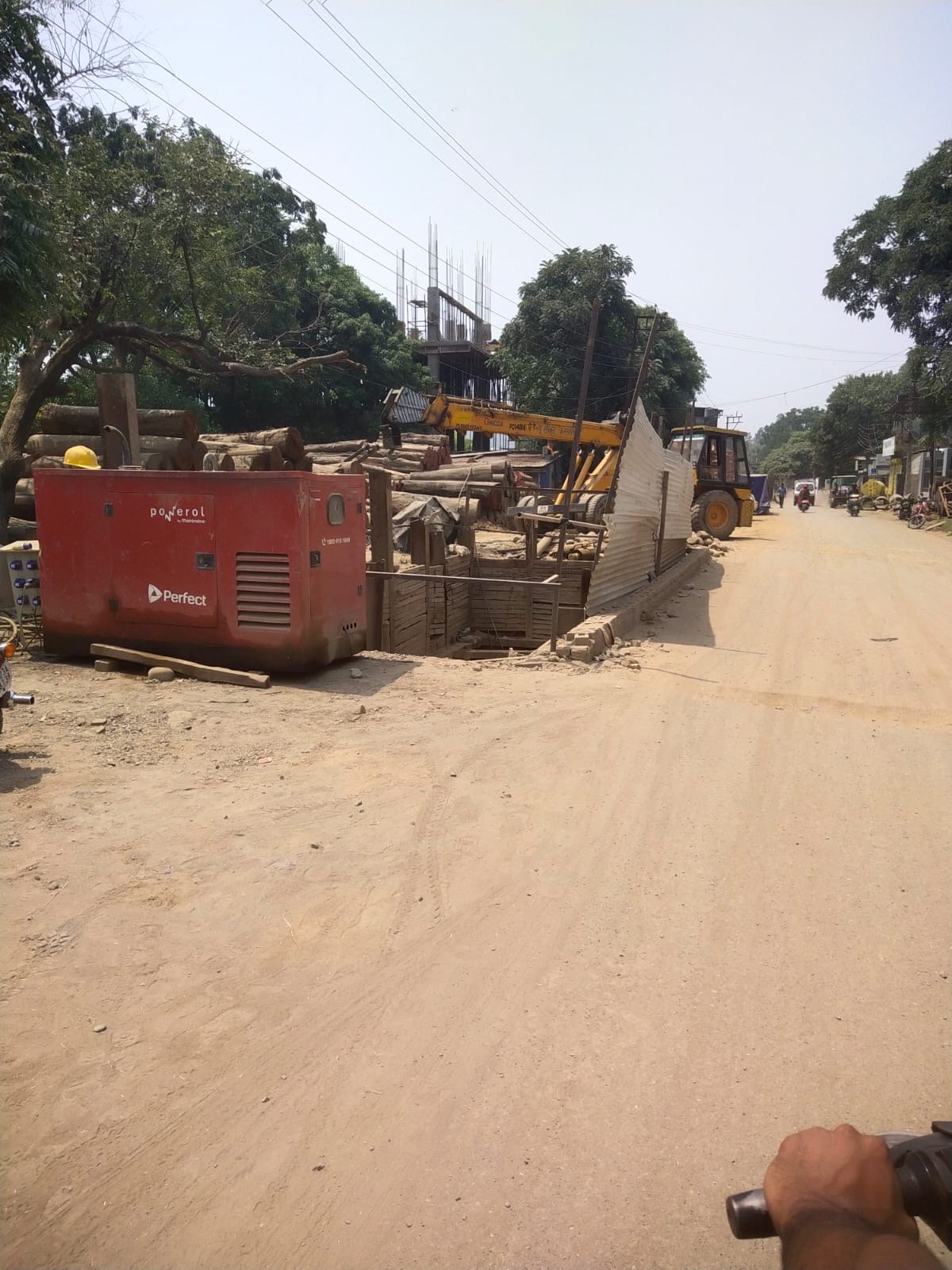 देहरादून : शहर की मुख्य सड़कों पर इस वक्त चल