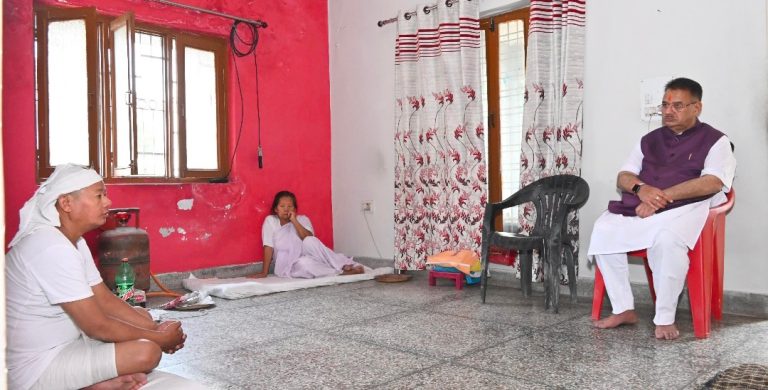 *पार्षद संजय नौटियाल व पार्षद कमल थापा के घर पहुँचे