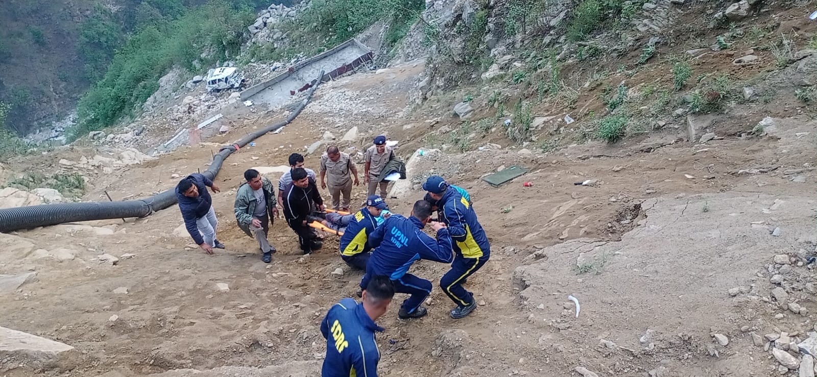 फाटा में दुर्घटनाग्रस्त वाहन से एसडीआरएफ ने किया एक व्यक्ति