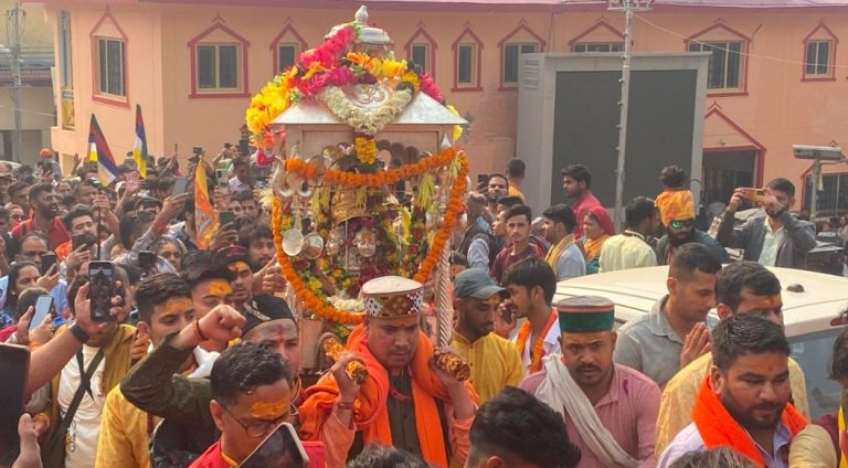 *बाबा केदार की पंचमुखी डोली विश्वनाथ मंदिर गुप्तकाशी से दूसरे