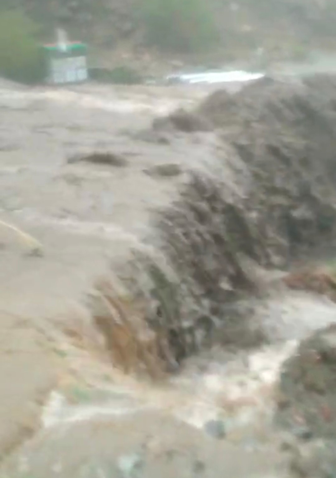 *बीरोंखाल के कुणजोली में बादल फटा, महाराज ने जिलाधिकारी को