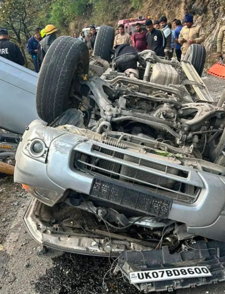 मसूरी घूमने गए पांच युवकों की सड़क दुर्घटना में दर्दनाक