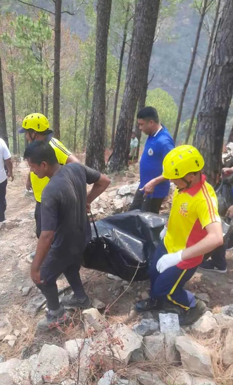 रुद्रप्रयाग घोलतीर में पेड़ पर चढ़ी महिला की करंट लगने