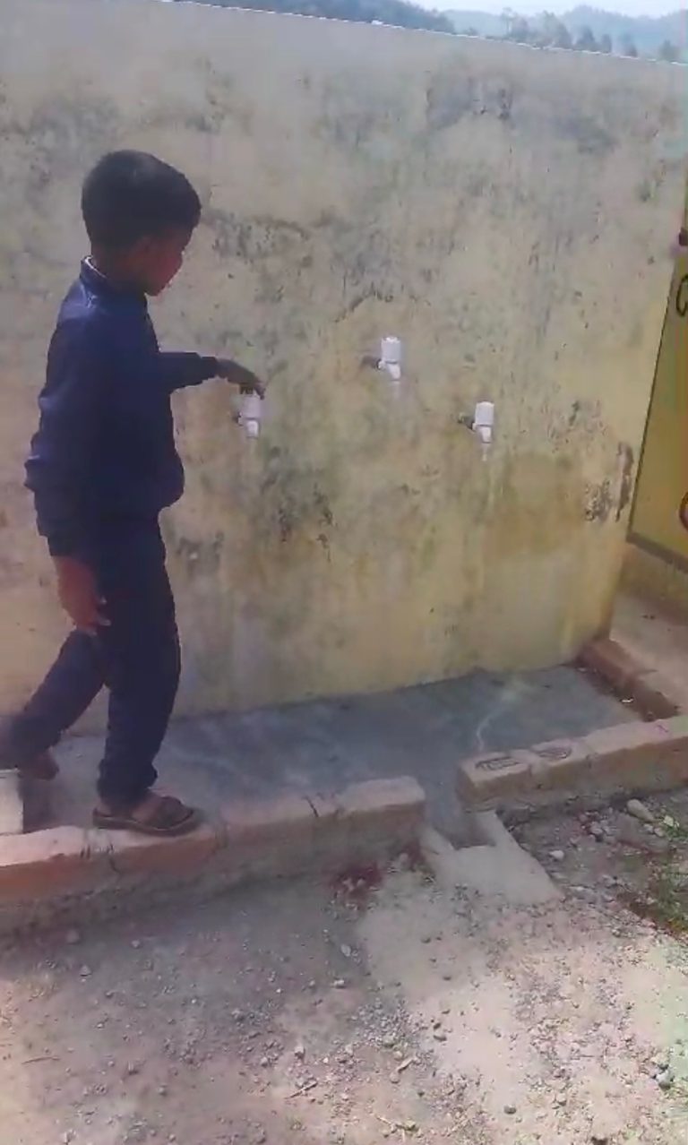 लाखों रुपए खर्च के बाद भी बूंद बूंद पानी के