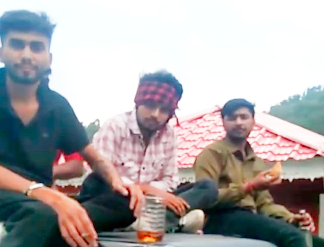 *सार्वजनिक स्थान पर शराब पीकर कर रहे थे हुड़दंग –