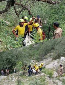 हनुमानचट्टी के पास एक यूटिलिटी वाहन दुर्घटनाग्रस्त, एसडीआरएफ ने चलाया