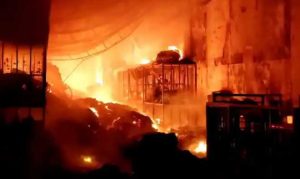 हरिद्वार की थर्माकोल फैक्ट्री में आग से हाहाकार, दमकल की