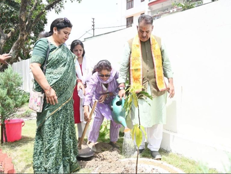 विश्व पर्यावरण दिवस के अवसर पर वृक्षारोपण करते कृषि मंत्री