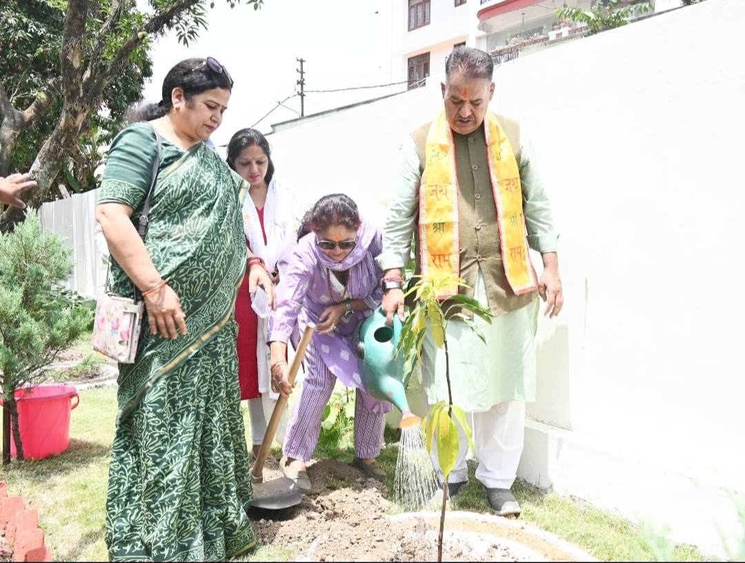 विश्व पर्यावरण दिवस के अवसर पर वृक्षारोपण करते कृषि मंत्री