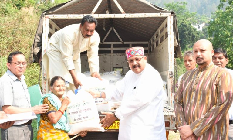 *महाराज ने आपदा प्रभावित ग्राम सुकई के परिवारों को राहत