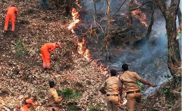 Fire broke out at five places in the forests of Uttarakhand, 10 people died