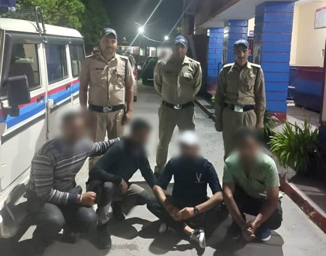 ऑपरेशन मर्यादा के तहत शराब पीने वाले 4 लोगों के