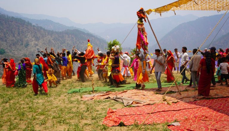 गायक दिनेश नेगी व रेखा नेगी के भजनों पर जमकर