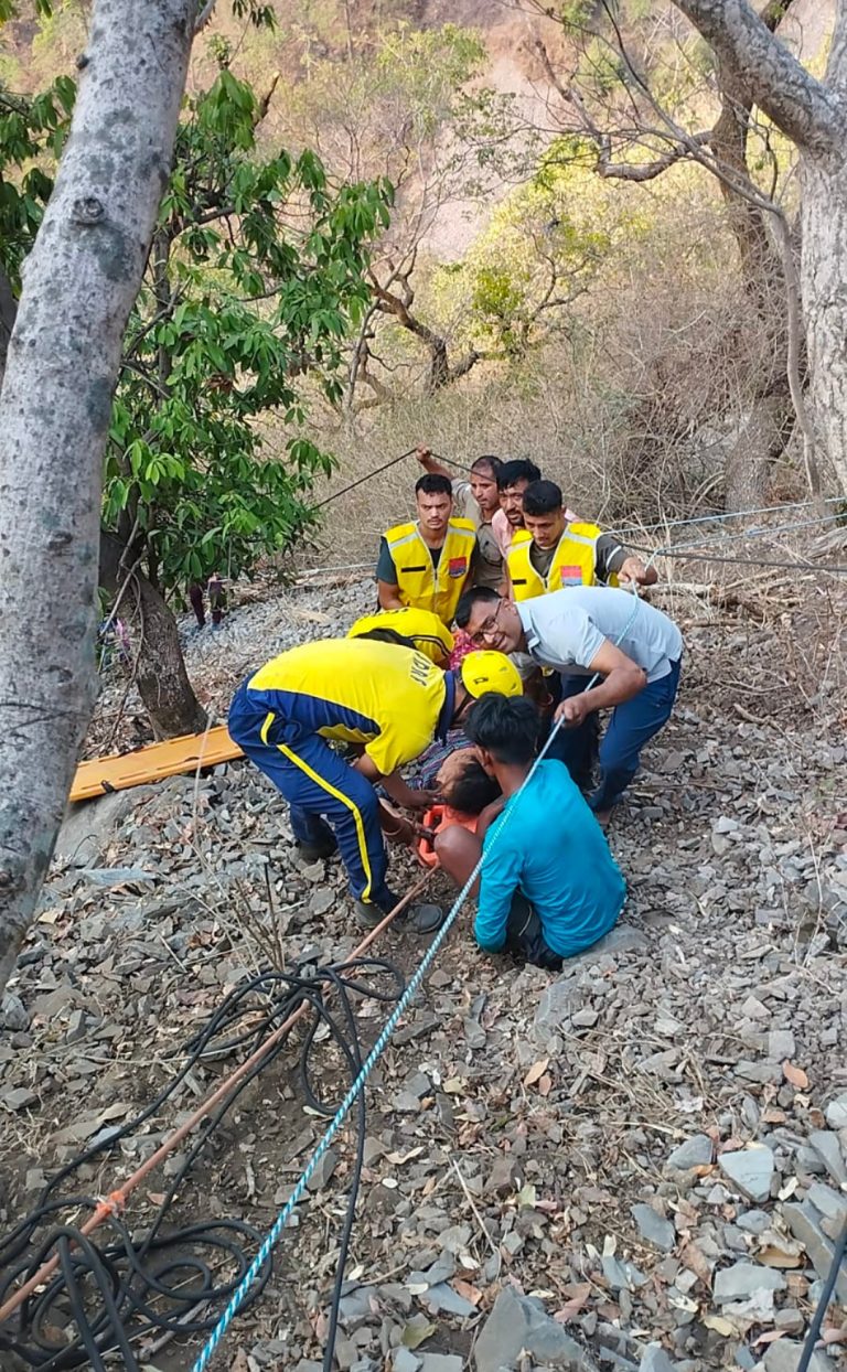 गुमखाल और सतपुली के बीच कुल्हड़ मोड़ के पास एक