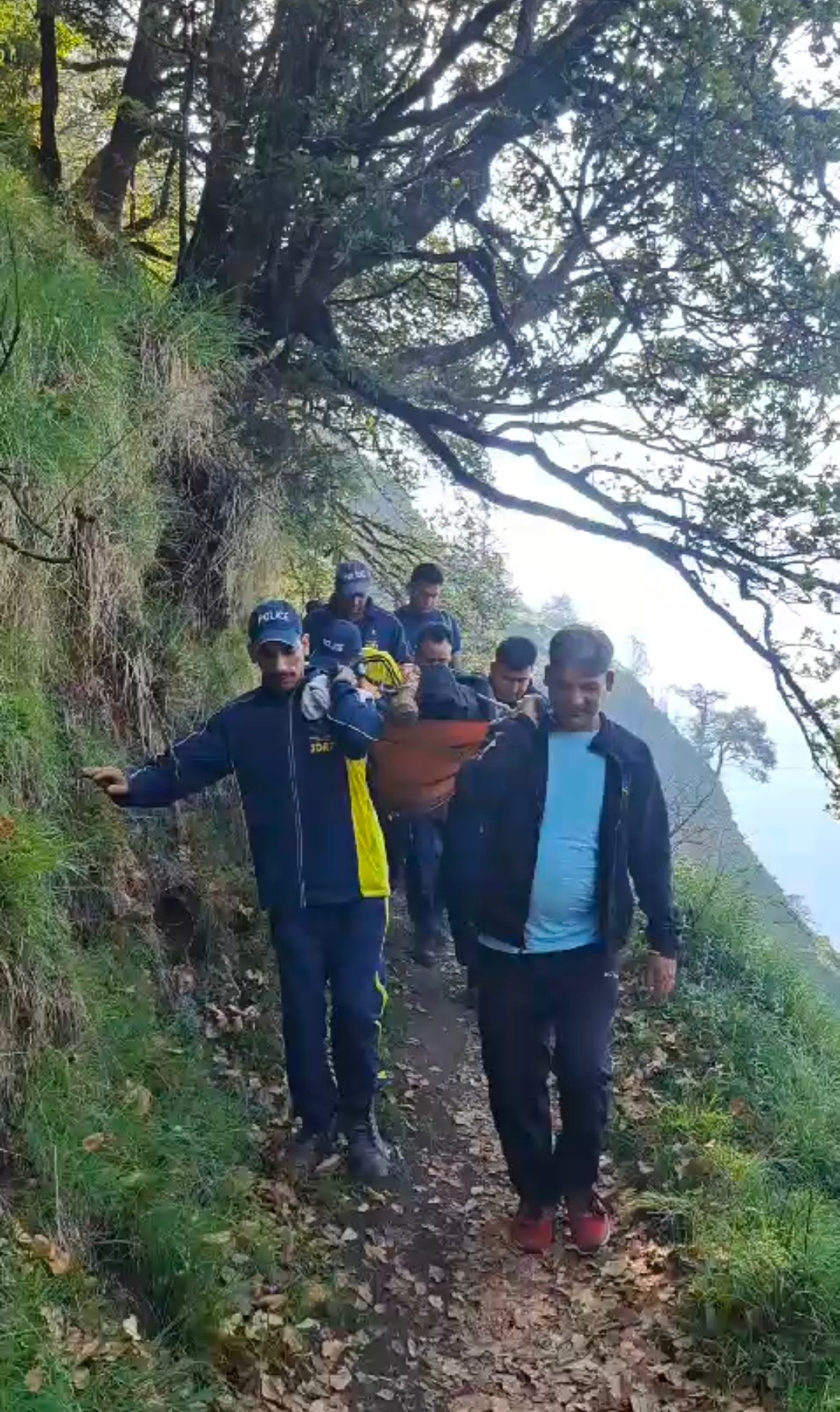 *जनपद उत्तरकाशी- डोडीताल ट्रैक पर एसडीआरएफ ने किया एक ट्रैकर