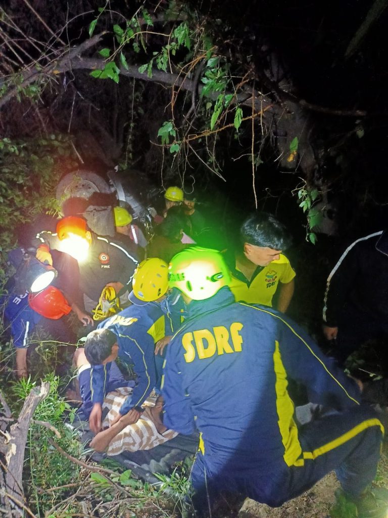 *जनपद चमोली – तपोवन मार्ग पर एक वाहन हुआ दुर्घटनाग्रस्त,