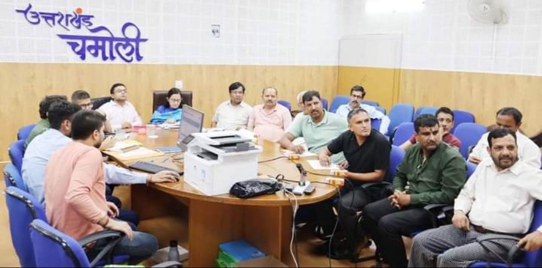 प्रेक्षक की मौजूदगी में हुआ पोलिंग कार्मिकों और ईवीएम का