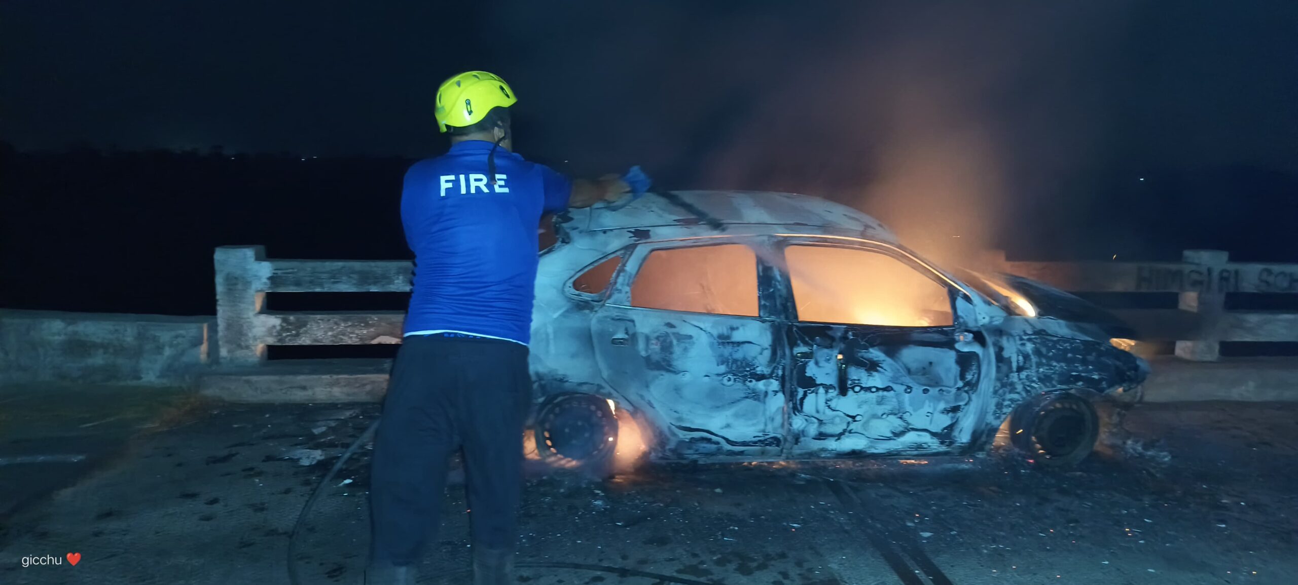 फायर ब्रिगेड टीम ने मौके पर पहुंच कर आग पर