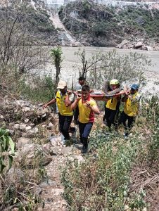 बद्रीनाथ हाइवे पर यात्रियों का टेम्पो ट्रेवलर दुर्घटनाग्रस्त - my