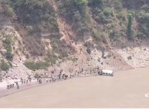 बिग ब्रेकिंग-उत्तराखंड में बड़ा हादसा, अलकनंदा नदी में समाया टैंपो