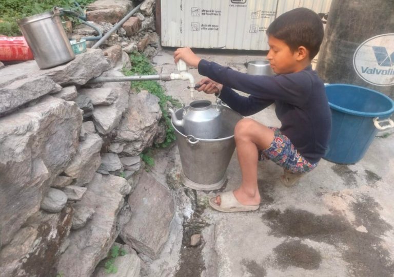 *बूंद बूंद को तरसे सेमी गांव के लोग*झूठ लगता है*हर