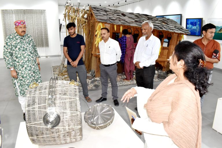 महाराज ने किया उत्तरा आर्ट गैलरी का निरीक्षण* - my