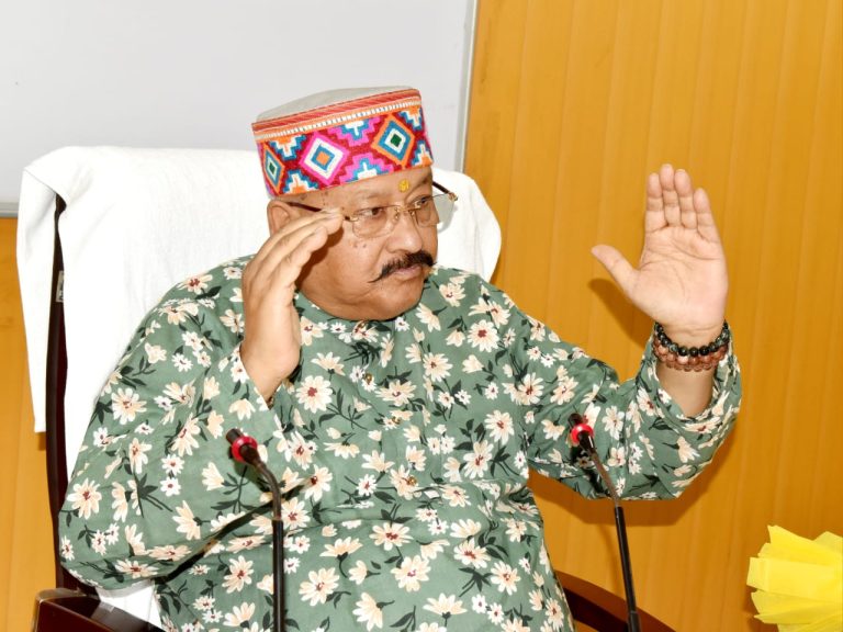 मानसून से पूर्व सड़कों की नालियों व कलमटों की उचित