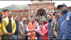 मुख्यमंत्री पुष्कर सिंह धामी ने बदरीनाथ पहुंच कर श्रद्धालुओं की