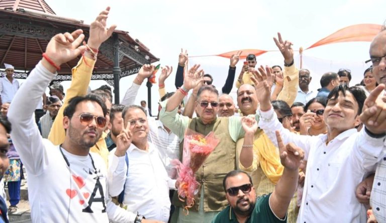 लोकसभा चुनाव में जीत के बाद कार्यकर्ताओं का अभिवादन स्वीकारते