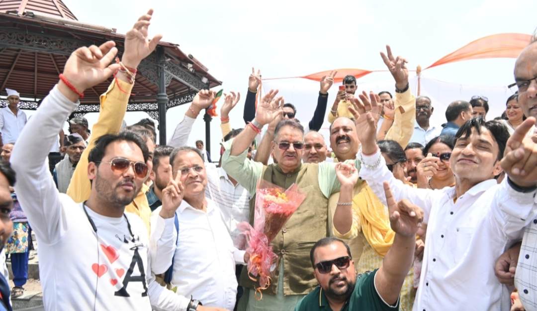 लोकसभा चुनाव में जीत के बाद कार्यकर्ताओं का अभिवादन स्वीकारते