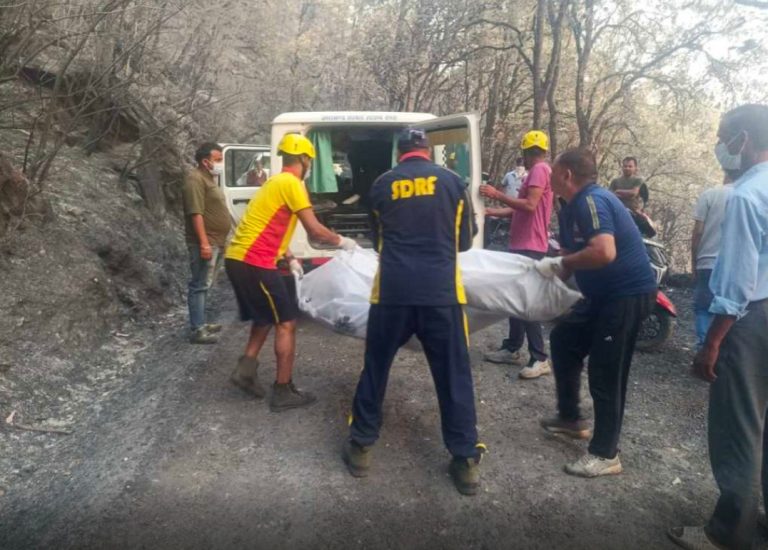 विनसर वन्यजीव अभ्यारण्य में आग बुझाने गए 4 वन कार्मियों