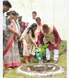 विश्व पर्यावरण दिवस के अवसर पर मंत्री गणेश जोशी ने अपने शासकीय आवास पर किया वृक्षारोपण