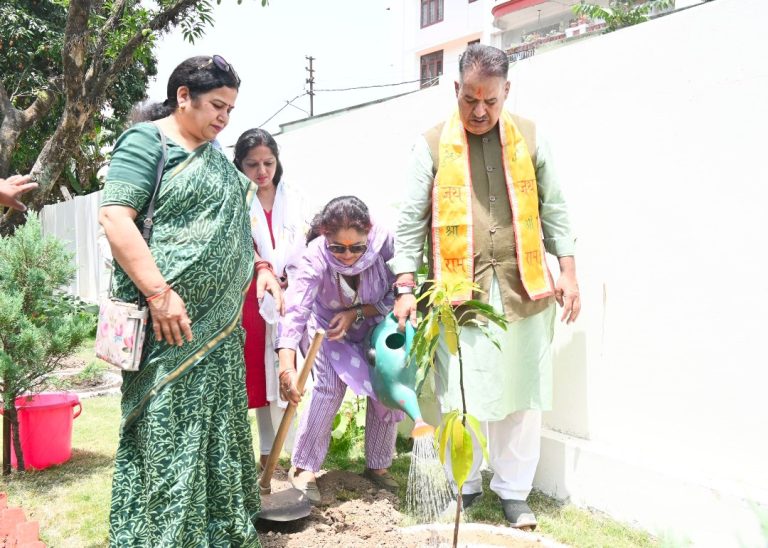 *विश्व पर्यावरण दिवस के अवसर पर वृक्षारोपण करते कृषि मंत्री