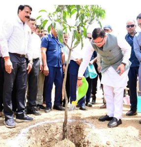 विश्व पर्यावरण दिवस पर सहस्त्रधारा हेलीपैड के निकट सिटी पार्क