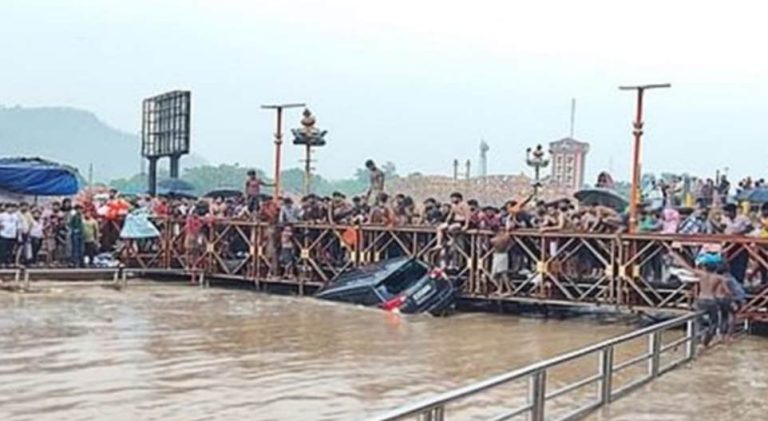 हर की पौड़ी पर गंगा में बह गई दर्जनों गाड़ियां