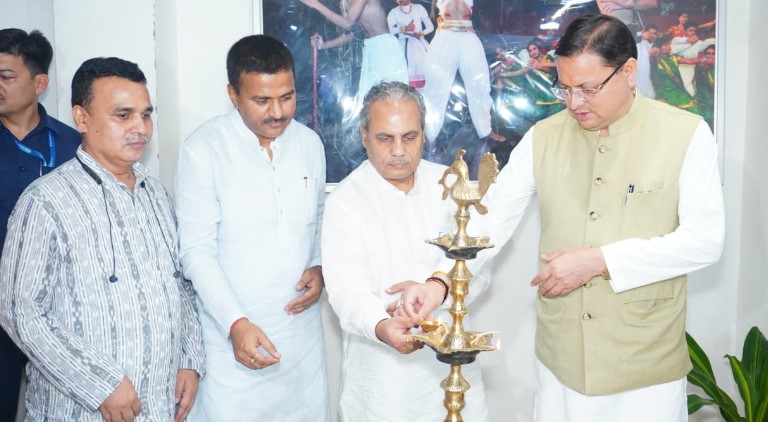 समान नागरिक संहिता विधेयक पारित होने पर मुख्यमंत्री धामी को किया गया सम्मानित