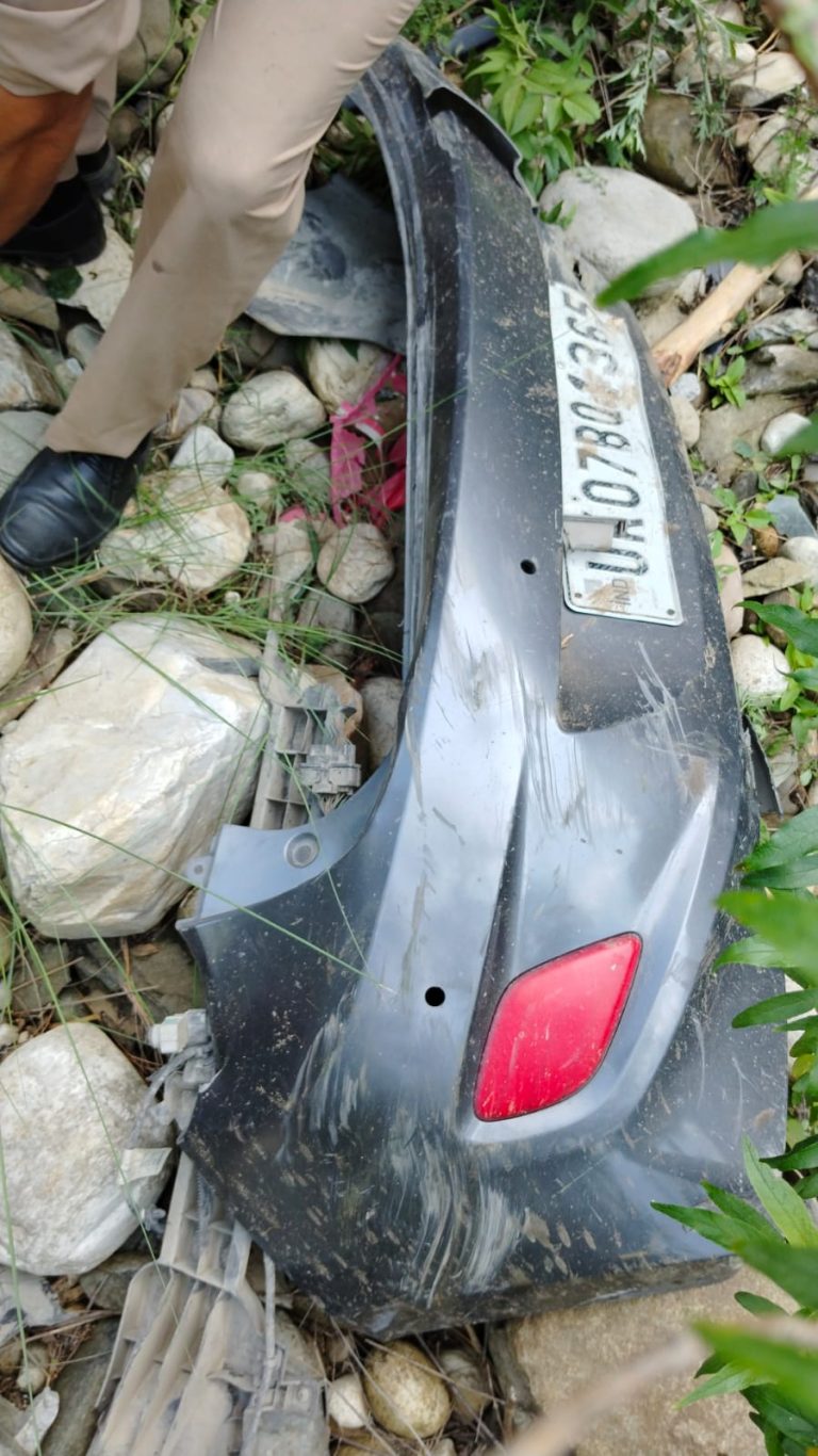 उत्तरकाशी : गहरी खाई में कार गिरने से एक व्यक्ति