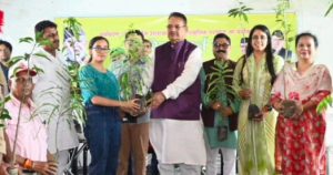 कृषि मंत्री गणेश जोशी ने हरेला पर्व पर फल पौध